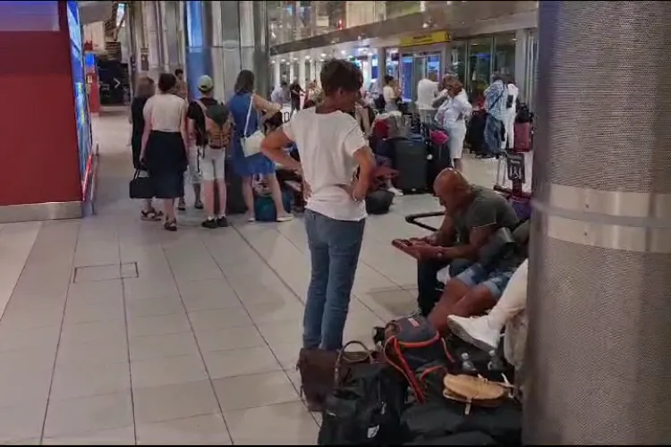 Wizz Air e făcută ”companie nesimțită” de turiștii abandonați în Bologna. Compania se apără - VIDEO