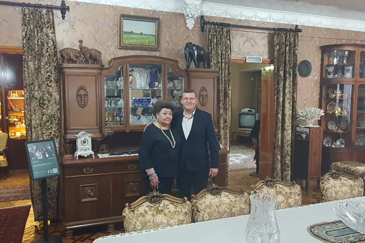 Casa fostului președinte al Kazahstanului, mobilată în întregime cu MOBILĂ din ARDEAL. Povestea ”Vitrinei vânătorului”, cadou de la Ceaușescu - FOTO