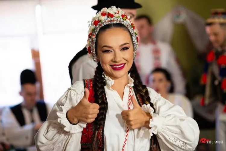 Vlăduţa Lupău e de o modestie incredibilă! Ce poze a postat artista în gospodăria bunicului ei - FOTO