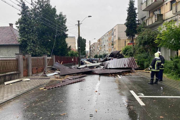 Efectele furtunii din Cluj: 7 misiuni pentru degajarea arborilor, acoperișul unei case a ajuns pe drum, acoperișul unui bloc a căzut peste mașini - VIDEO