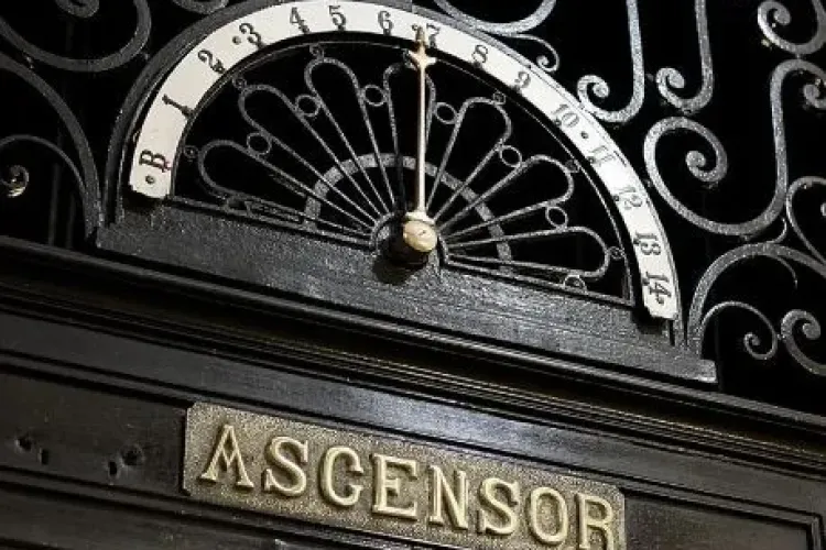 În ce clădire din Cluj-Napoca este cel mai vechi lift din oraș. Încă este funcțional - VIDEO și FOTO