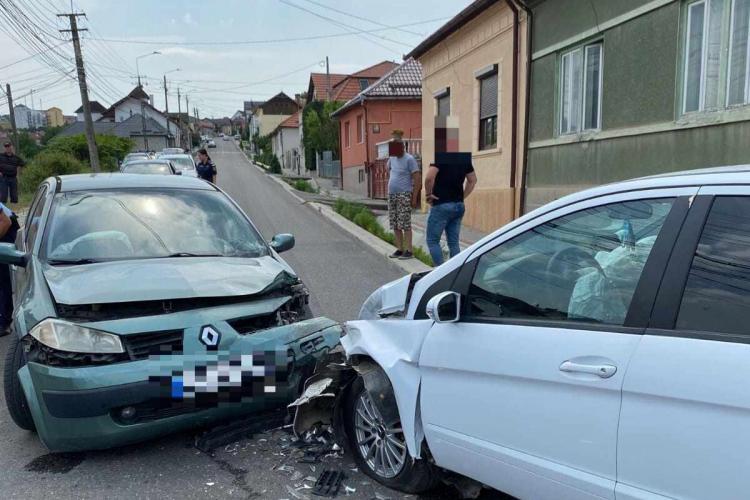 ACCIDENT în Dej! Două mașini s-au făcut praf, o femeie a ajuns la spital - FOTO
