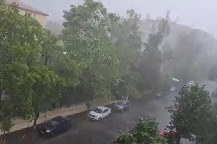 Județele din nord-vestul României lovite de furtuni cu grindină și rafale! A fost smuls acoperișul unei săli de sport