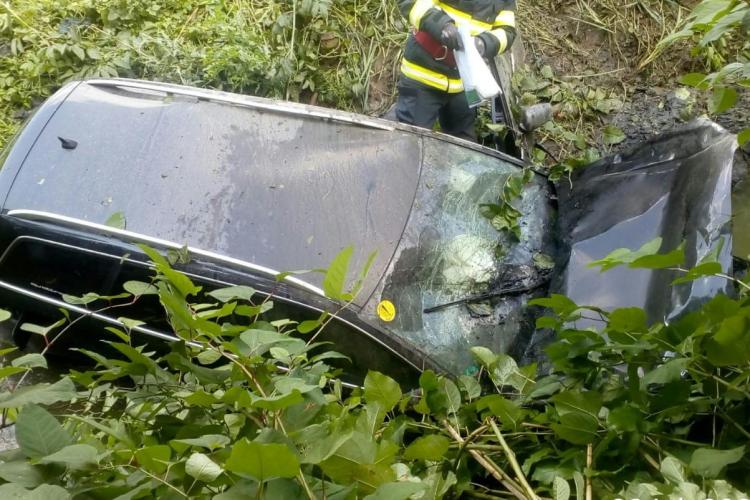 Cluj - O mașină a căzut în Valea Fizeșului, în urma unui accident greu explicabil - FOTO