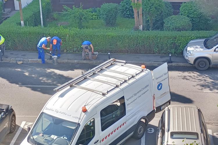 ”Nu ar trebui permise 4 mașini la o familie” - Scandal între clujeni la montarea stâlpișorilor anti-parcare din Mănăștur - FOTO