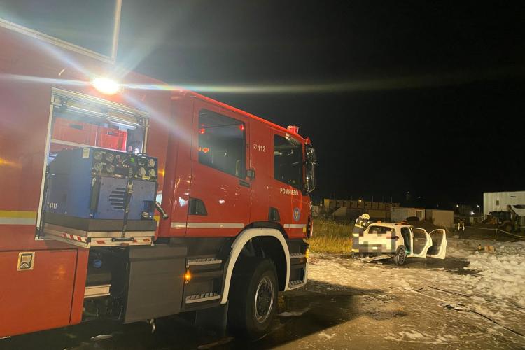 O mașină electrică a ars la Aeroportul Cluj în mod inexplicabil - FOTO