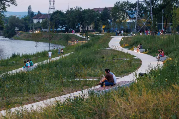 La Cluj „băncile” sunt simbolul fiecărei ere. Clujeancă: „S-a deschis Parcul Armătura. Pe câte un Klotz de 2-4 metri încap toți osteniții de pe o alee”