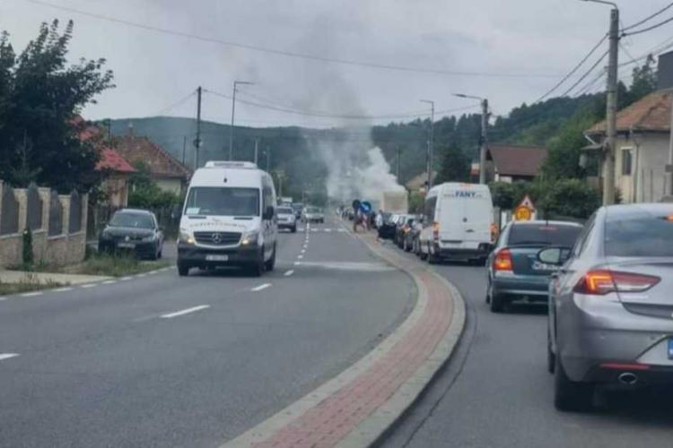 O autoutilitară a luat foc la coborâre din Feleacu! Traficul în zonă afectat, clujenii au încercat să stingă incendiul