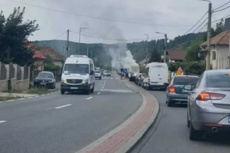O autoutilitară a luat foc la coborâre din Feleacu! Traficul în zonă afectat, clujenii au încercat să stingă incendiul