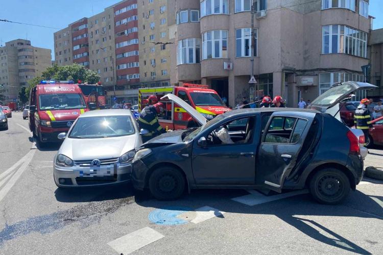 Accident cu 3 mașini pe strada Fabricii, Cluj! Pompierii extrag un tânăr încarcerat
