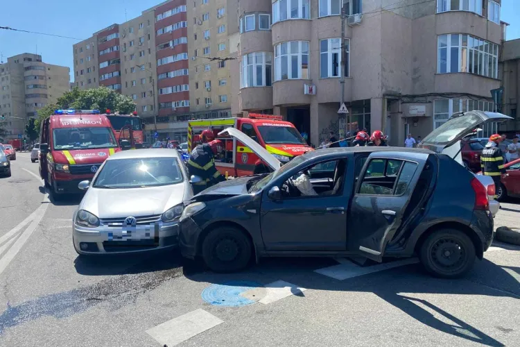 Accident cu 3 mașini pe strada Fabricii, Cluj! Pompierii extrag un tânăr încarcerat