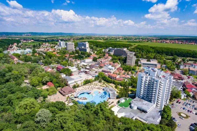 Zeci de turiști au ajuns la spital după ce au mâncat la restaurantul unui hotel din celebra stațiune a Ardealului: ,,Am petrecut noaptea în WC