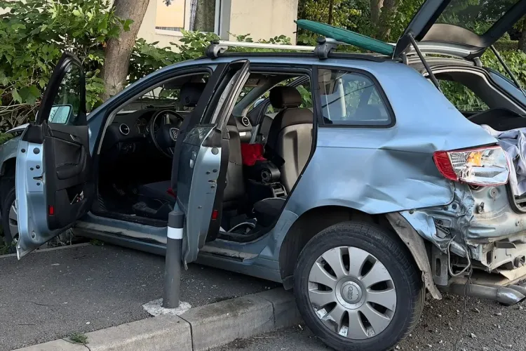 Patru mașini s-au făcut praf pe strada Oltului. Cauza: viteza și prea puțină gândire - FOTO