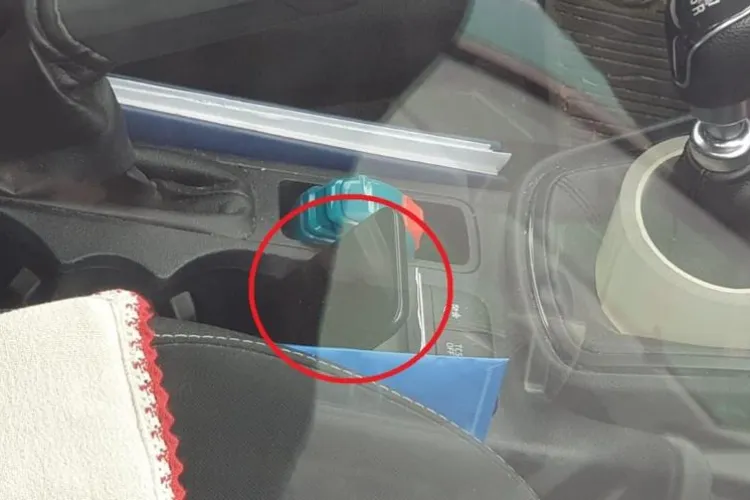 Polițiștii clujeni spun că șoferii invită hoții la acțiune! Au depistat zeci de genți uitate în mașini în centru sau la mall - FOTO