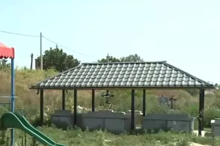 Loc de joacă pentru copii în cimitir. Probabil e premieră mondială: Nu mi se pare normal, dar acum ce să facem?