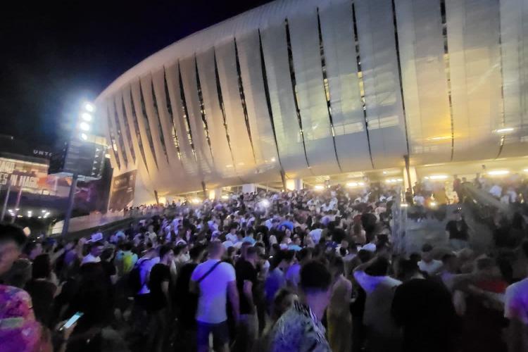 Mii de spectatori nu au reușit să intre la concertul Imagine Dragons de la UNTOLD. Trupa a umplut Cluj Arena în doar câteva minute - VIDEO