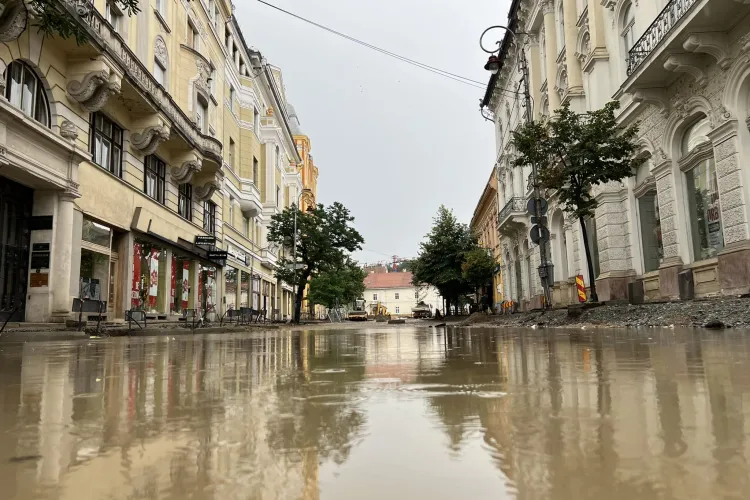 Plaja Insomnia și Surorile în centrul Clujului, pe malul lacului Universității - FOTO