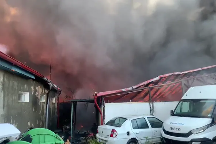 Zece mașini au fost afectate și 5 au ars complet, în incendiul devastator din Cluj-Napoca - FOTO
