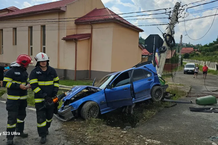 Un șofer a făcut prăpăd în Feleacu! Stâlpul din beton a fost rupt, în urma impactului - FOTO