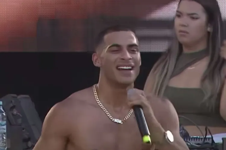 Gheboasă, versuri jegoase la Untold, în fața a mii de copii. Tinerii s-au bulucit la scenă - VIDEO