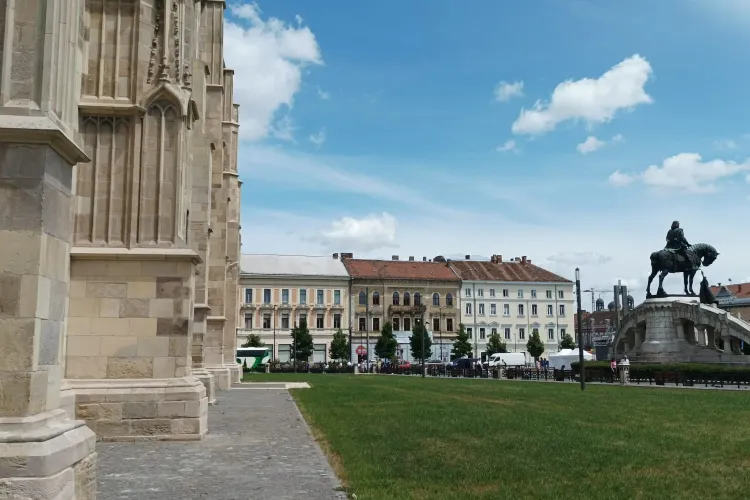 Un clujean cere demolarea gardului din jurul Bisericii Sf. Mihail: ”Pe iarbă temperatura e mai scăzută decât pe piatră” - FOTO