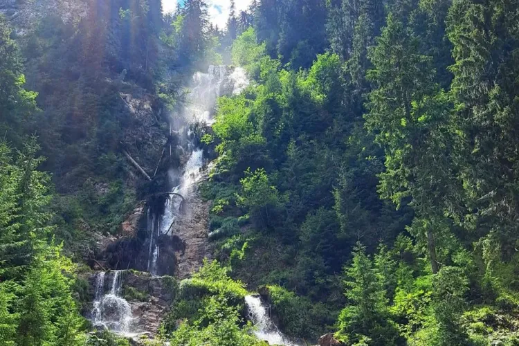 Cascada din Ardeal care atrage mii de turiști. Locul este cu adevărat uimitor - FOTO și VIDEO