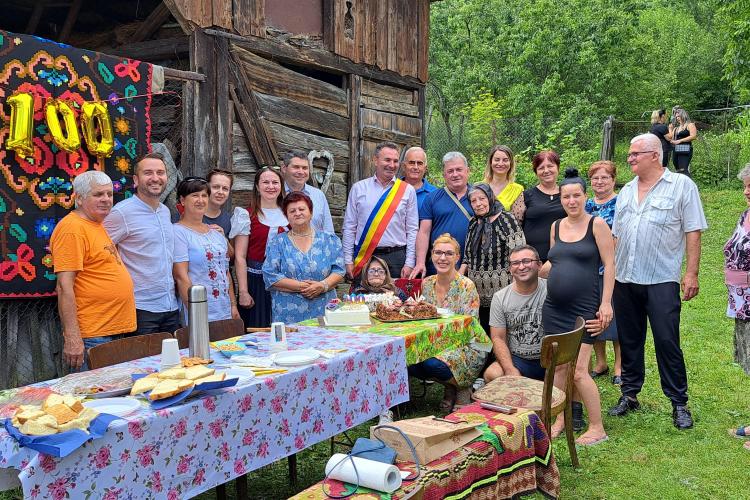 Să nu UITĂM  să ne cinstim bătrânii! O bunică de 100 de ani din satul clujean Borzești a fost sărbătorită de toată lumea - FOTO