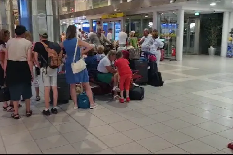 Tupeu maxim la Wizz AIR! Nu le dă niciun ban clujenilor abandonați în Bologna. Compania spune că nu e vina ei - FOTO