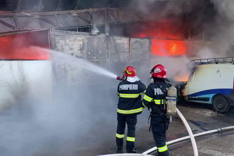 Depozitul UNIX din Cluj-Napoca a ars vineri seara! Un BRAV pompier a fost rănit, două case afectate și câteva mașini au ars - VIDEO