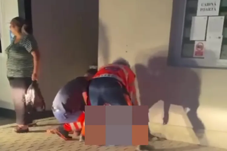 O femeie a născut pe trotuar, în fața maternității, pentru că nu a fost primită în spital - VIDEO