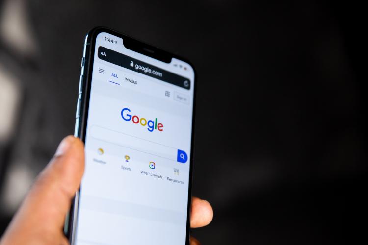 Google va anunța utilizatorii dacă găsește date personale despre ei în „căutare” ca să le poată elimina