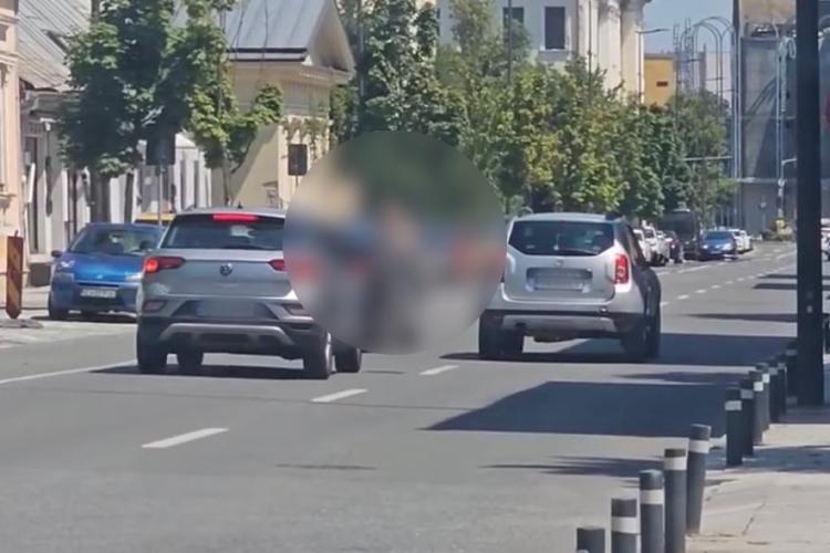 Un bărbat cu un comportament suspect a sărit în mijlocul străzii Avram Iancu -VIDEO