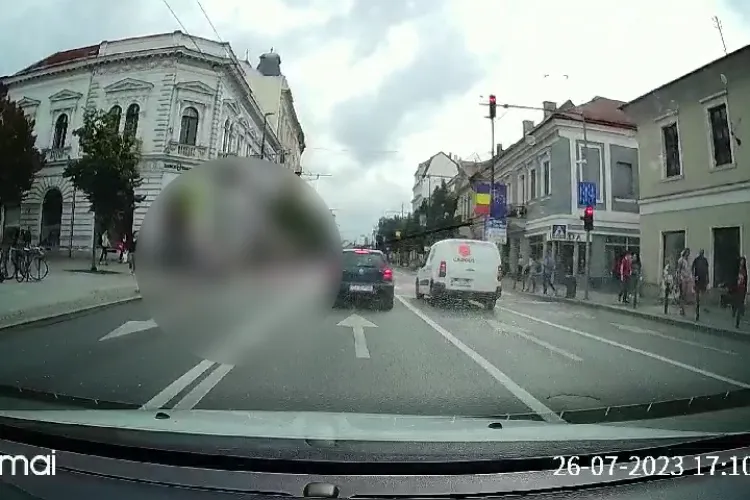 Cluj - Un biciclist a intrat în plin în oamenii de pe trecerea de pietoni din centrul orașului - VIDEO EXCLUSIV