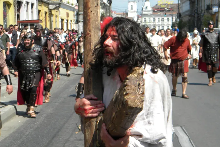 Drumul Crucii in varianta violenta, reconstituit  la Cluj Napoca de Asociatia crestina Eclesia - VEZI VIDEO si FOTO