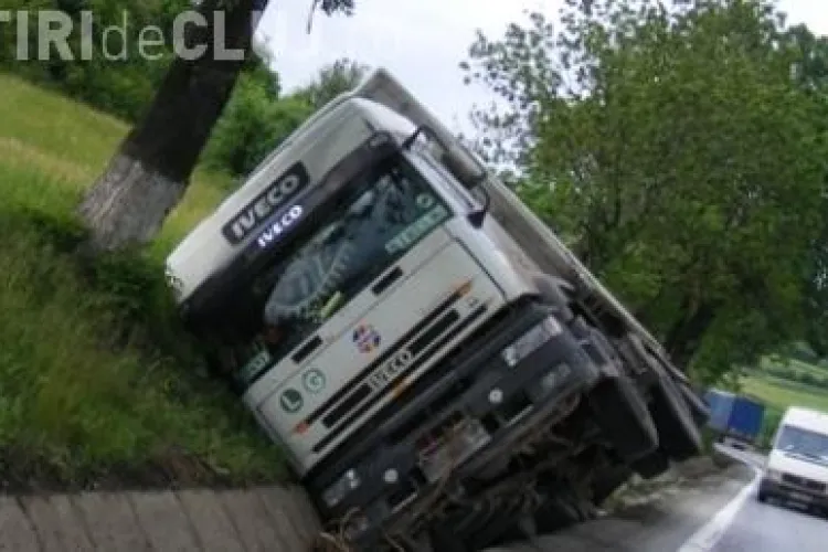 Accident grav la Nadasel! Un TIR a iesit in decor si doua persoane au fost ranite