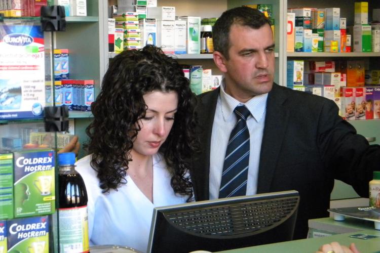 Medicamente expirate din august 2010, gasite la farmacia Remedium din Piata Avram Iancu - VIDEO