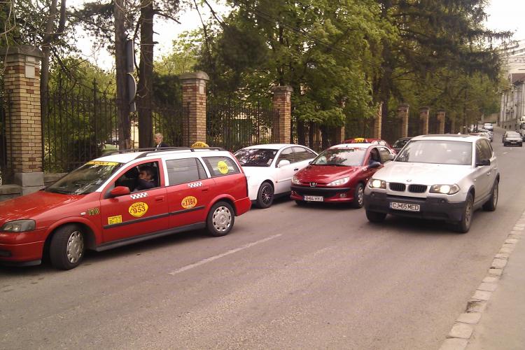 Taximetristii blocheaza strada Louis Pasteur! VEZI VIDEO si FOTO