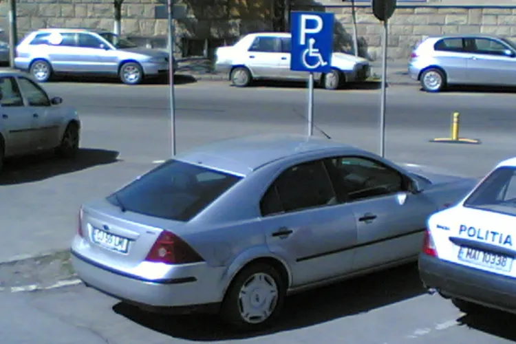 Seful Sectiei 1 de Politie, comisarul Laurentiu Moldovan, parcheaza pe loc cu handicap VEZI FOTO