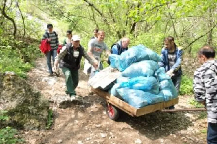 Functionarii de la Consiliul Judetean Cluj au strans deseuri in Cheile Turzii VEZI FOTO