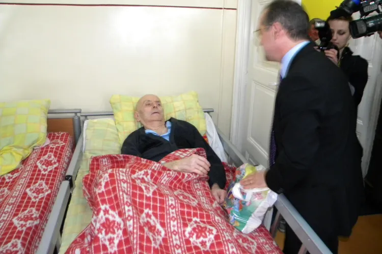 Boc a impartit plase cu alimente de Paste batranilor de la Centrul din Cluj Napoca - VEZI VIDEO si FOTO