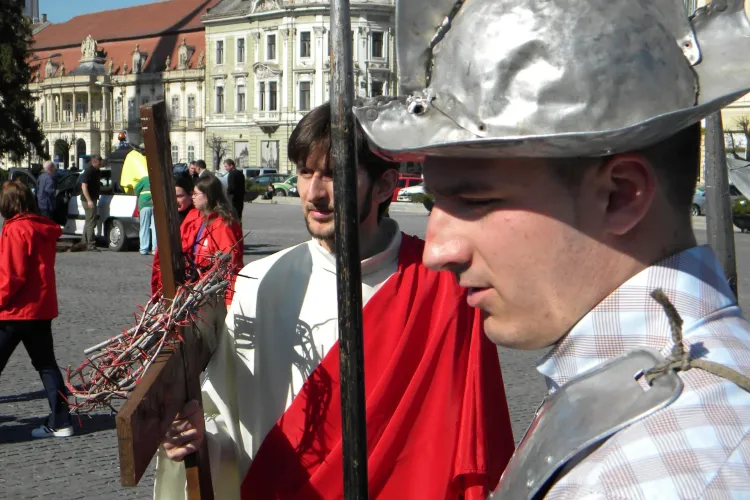 Drumul crucii, refacut de credinciosii greco-catolici - VEZI VIDEO si FOTO