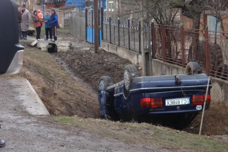 Accident la Martinesti! Un sofer s-a rasturnat cu masina pe marginea drumului