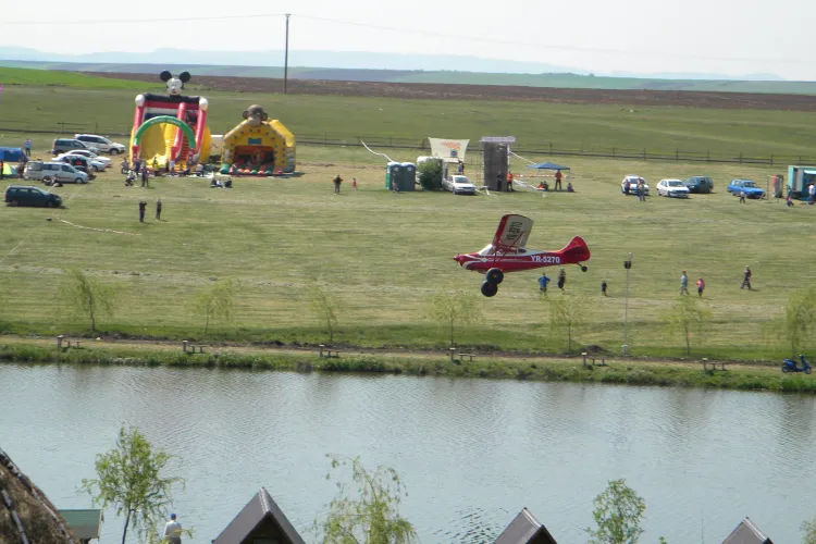 Pilotii si-au aratat "muschii" la mitingul aviatic de la Luncani! Galerie FOTO