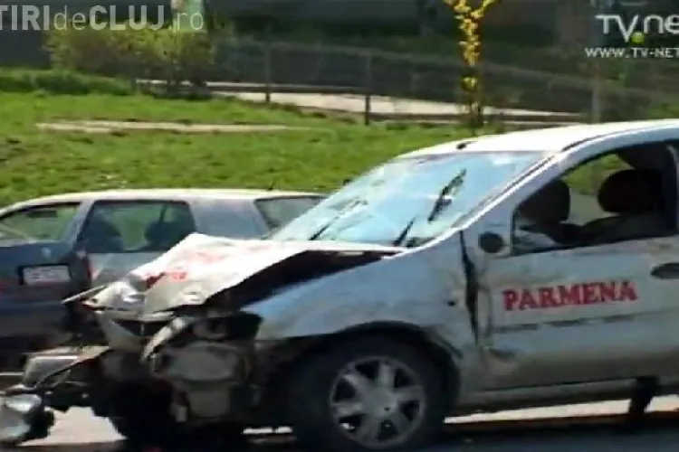 Instructorul unei scoli de soferi a distrus semaforul de la intersectia Calea Floresti cu strada Taberei! - VIDEO