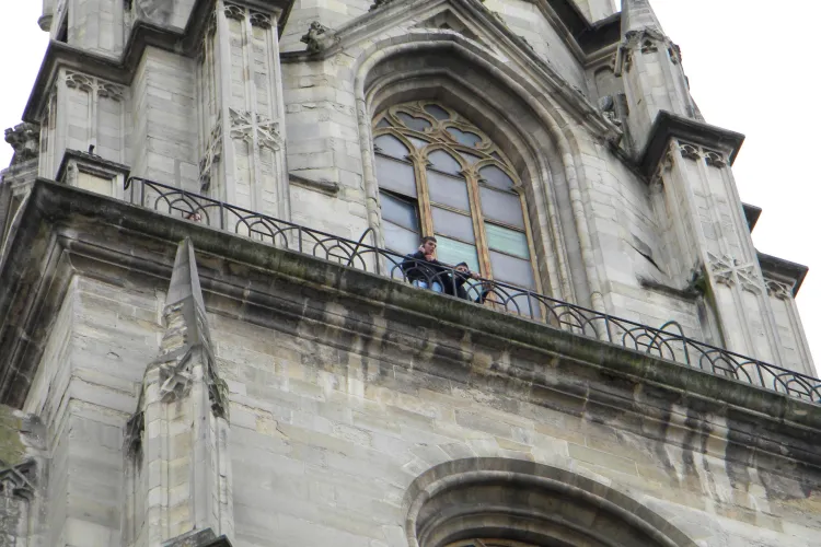 O tanara si-a fracturat piciorul in timp ce urca in turnul bisericii "Sfantul Mihail" - VEZI cat de subrede sunt scarile - VIDEO si FOTO