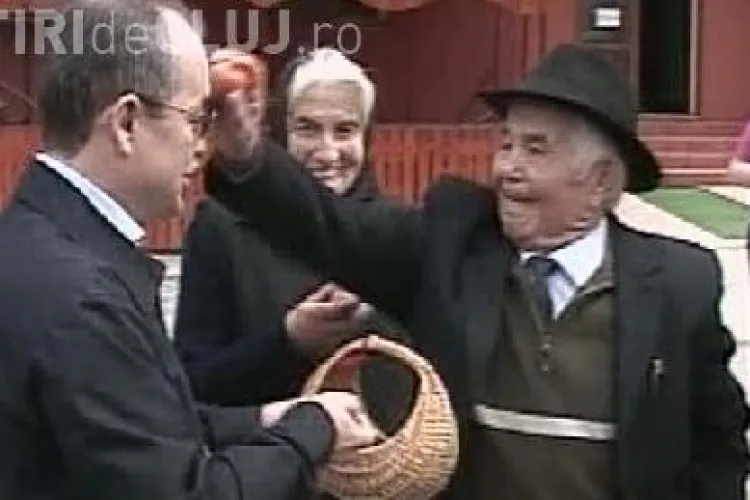 Premierul Emil Boc petrece noaptea Invierii si Pastele la Rachitele! VEZI "surpriza" facuta de Ioan Boc in 2010 - VIDEO