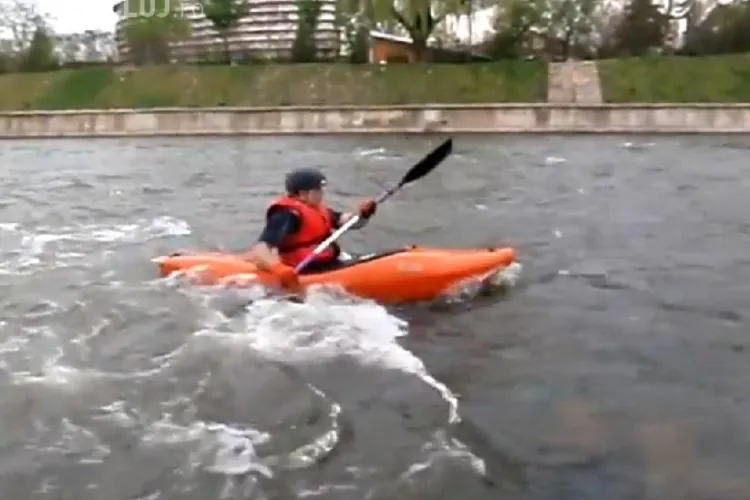 Cu caiacul pe raul Somes in cartierul Grigorescu! Doi clujeni si-au testat ambarcatiunile si forta curentilor - VEZI VIDEO