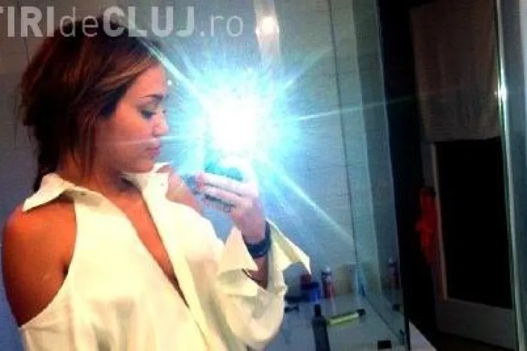 Hannah Montana isi face poze in baie VEZI FOTO