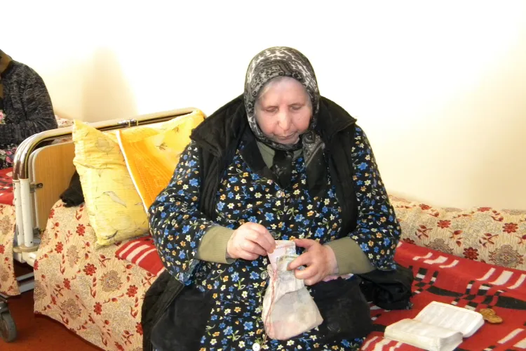 O batrana de la azilul din Cluj a vrut sa ii plateasca premierului Emil Boc cadoul de Pasti - VEZI VIDEO