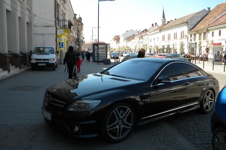 Smecher de Eroilor! Un sofer si-a parcat bolidul Mercedes AMG pe trotuar VEZI VIDEO si FOTO